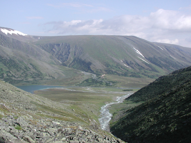 Вид на озеро и базу географов из долины р. Гидрологов