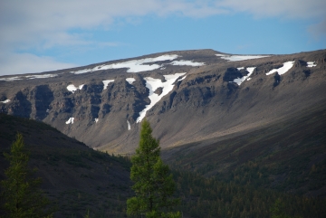 Снежники на краю плато.