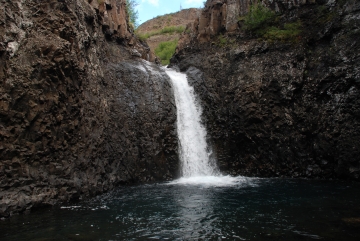 Водопад, запирающий ущелье северного притока Бучарамы.