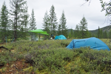 Тент и палатки.