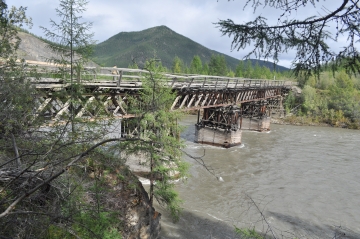 Мост через реку Сунтар. Якутия. Хребет Сунтар-Хаята.